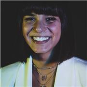 Studentessa universitaria aiuto compiti per bambini di elementari e medie